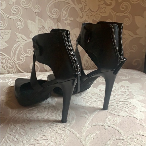 Joe’s Jeans Black Leather Pump - Picture 2 of 3